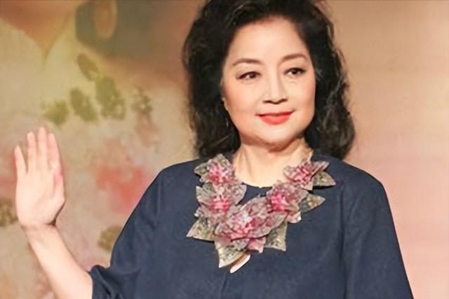 她宁可离婚也绝不更改中国籍，春晚曾为她破例，今74岁仍孤身一人-第35张图片-九妖电影