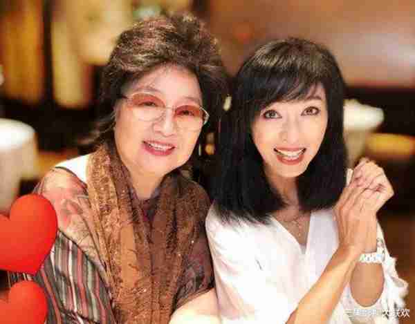 她宁愿离婚也不愿改变中国国籍，春晚为她破例，74岁仍单身-第22张图片-九妖电影