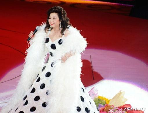 她宁愿离婚也不愿改变中国国籍，春晚为她破例，74岁仍单身-第20张图片-九妖电影