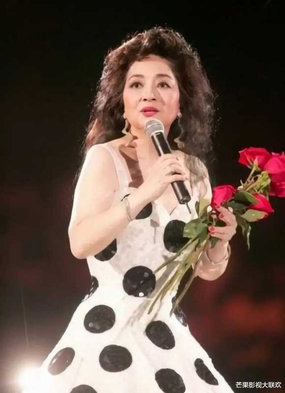 她宁愿离婚也不愿改变中国国籍，春晚为她破例，74岁仍单身-第29张图片-九妖电影