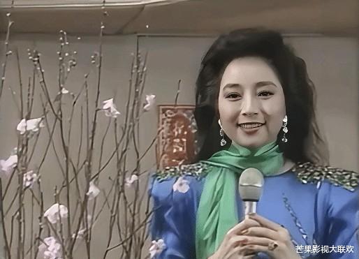 她宁愿离婚也不愿改变中国国籍，春晚为她破例，74岁仍单身-第33张图片-九妖电影