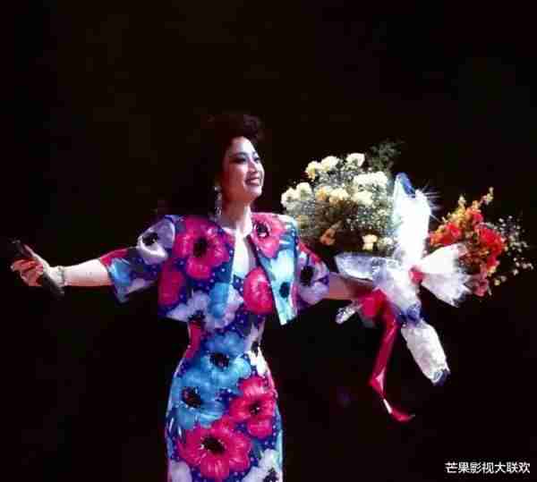 她宁愿离婚也不愿改变中国国籍，春晚为她破例，74岁仍单身-第32张图片-九妖电影