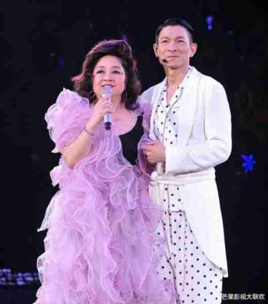 她宁愿离婚也不愿改变中国国籍，春晚为她破例，74岁仍单身-第36张图片-九妖电影