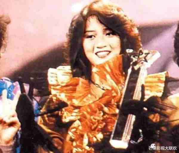 她宁愿离婚也不愿改变中国国籍，春晚为她破例，74岁仍单身-第40张图片-九妖电影
