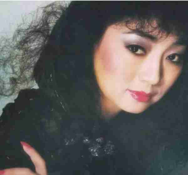 她宁愿离婚也不愿改变中国国籍，春晚为她破例，74岁仍单身_1-第4张图片-九妖电影