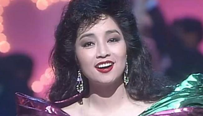 她宁愿离婚也不愿改变中国国籍，春晚为她破例，74岁仍单身_1-第5张图片-九妖电影