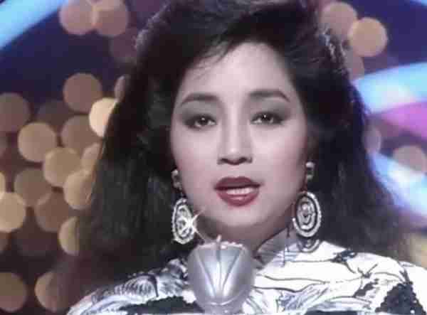 她宁愿离婚也不愿改变中国国籍，春晚为她破例，74岁仍单身_1-第7张图片-九妖电影