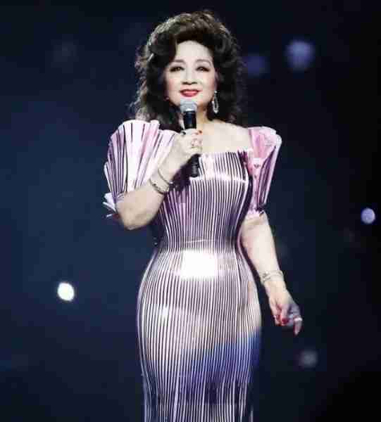 她宁愿离婚也不愿改变中国国籍，春晚为她破例，74岁仍单身_1-第10张图片-九妖电影