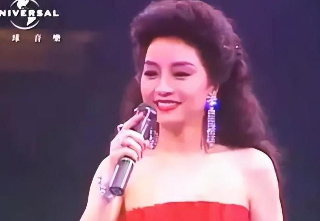 她宁愿离婚也不愿改变中国国籍，春晚为她破例，74岁仍单身_1-第11张图片-九妖电影