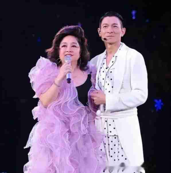 她宁愿离婚也不愿改变中国国籍，春晚为她破例，74岁仍单身_2-第5张图片-九妖电影