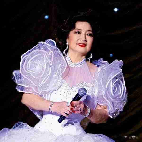 她宁愿离婚也不愿改变中国国籍，春晚为她破例，74岁仍单身_2-第6张图片-九妖电影