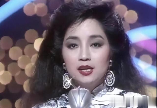 她宁愿离婚也不愿改变中国国籍，春晚为她破例，74岁仍单身_2-第8张图片-九妖电影
