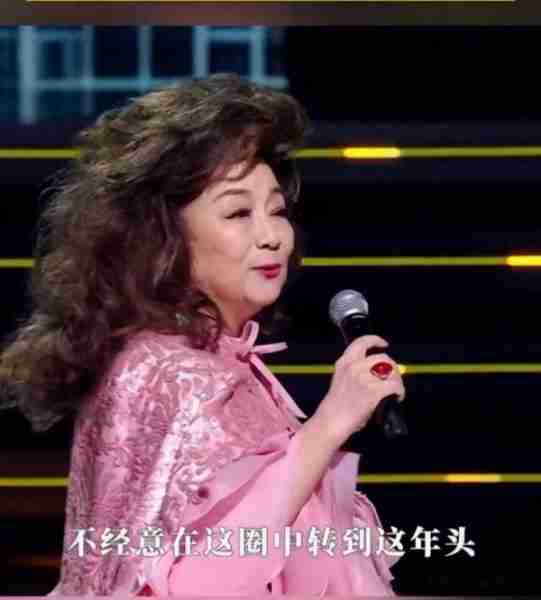 她宁愿离婚也不愿改变中国国籍，春晚为她破例，74岁仍单身_2-第15张图片-九妖电影