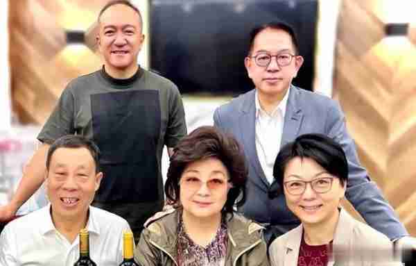 她宁愿离婚也不愿改变中国国籍，春晚为她破例，74岁仍单身_2-第16张图片-九妖电影
