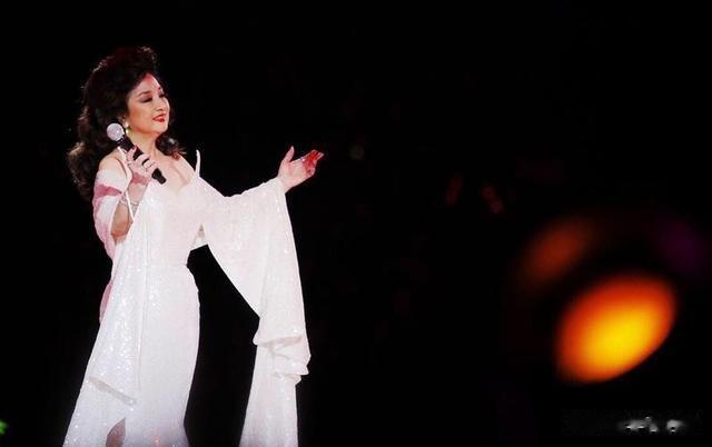 她宁愿离婚也不愿改变中国国籍，春晚为她破例，74岁仍单身_2-第24张图片-九妖电影