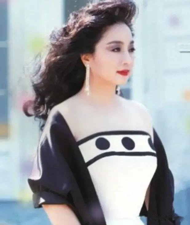 她宁愿离婚也不愿改变中国国籍，春晚为她破例，74岁仍单身_2-第30张图片-九妖电影