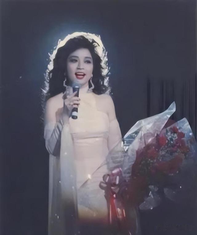 她宁愿离婚也不愿改变中国国籍，春晚为她破例，74岁仍单身_2-第29张图片-九妖电影