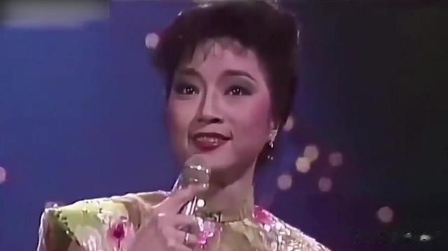 她宁愿离婚也不愿改变中国国籍，春晚为她破例，74岁仍单身_2-第31张图片-九妖电影