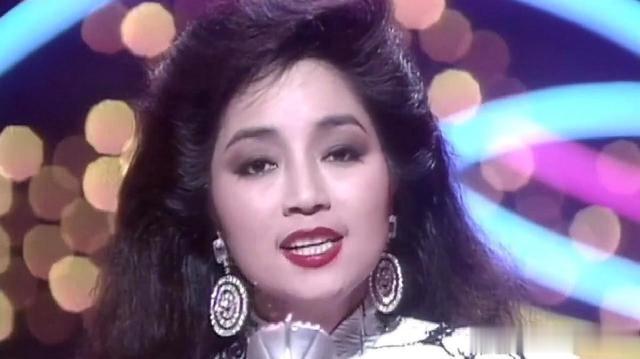 她宁愿离婚也不愿改变中国国籍，春晚为她破例，74岁仍单身_2-第36张图片-九妖电影