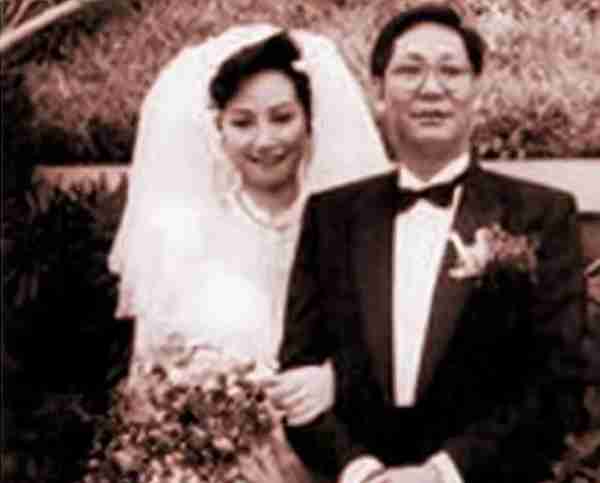 她宁愿离婚也不愿改变中国国籍，春晚为她破例，74岁仍单身_2-第35张图片-九妖电影