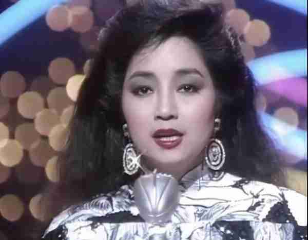 她宁愿离婚也不愿改变中国国籍，春晚为她破例，74岁仍单身_3-第9张图片-九妖电影