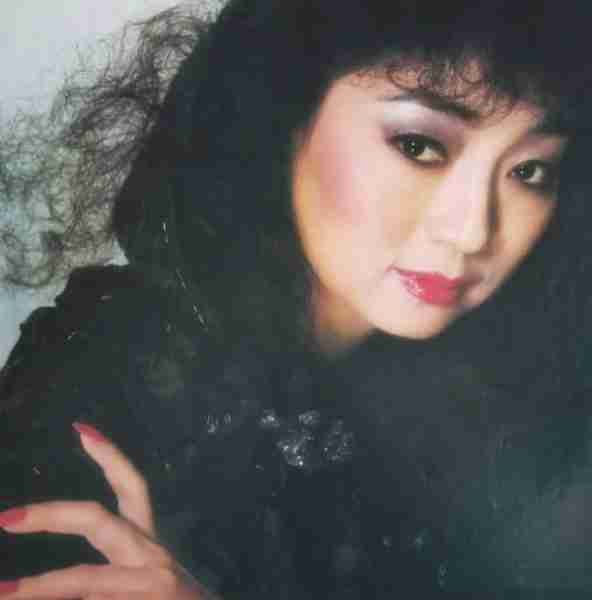 她宁愿离婚也不愿改变中国国籍，春晚为她破例，74岁仍单身_3-第11张图片-九妖电影