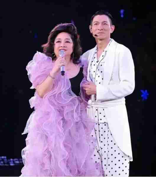 她宁愿离婚也不愿改变中国国籍，春晚为她破例，74岁仍单身_3-第22张图片-九妖电影