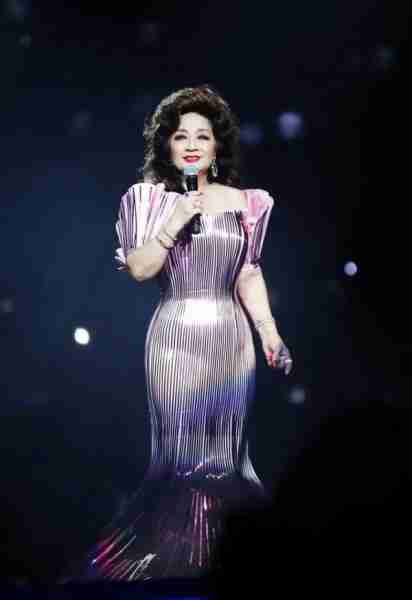 她宁愿离婚也不愿改变中国国籍，春晚为她破例，74岁仍单身_3-第30张图片-九妖电影