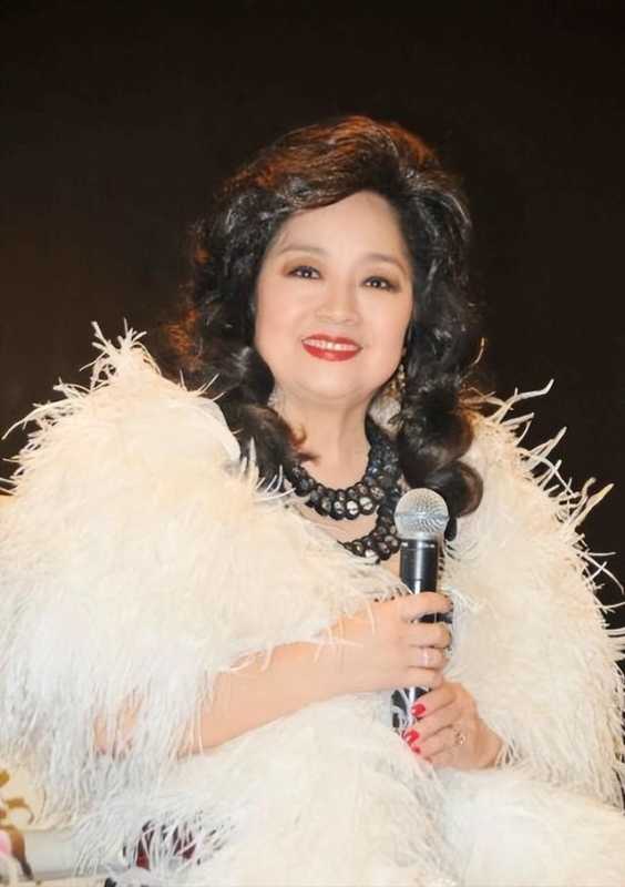 她宁愿离婚也不愿改变中国国籍，春晚为她破例，74岁仍单身_3-第27张图片-九妖电影