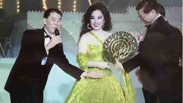 她宁愿离婚也不愿改变中国国籍，春晚为她破例，74岁仍单身_3-第33张图片-九妖电影
