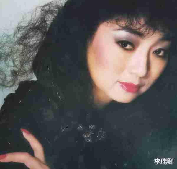 她宁愿离婚也不愿改变中国国籍，春晚为她破例，74岁仍单身_4-第4张图片-九妖电影