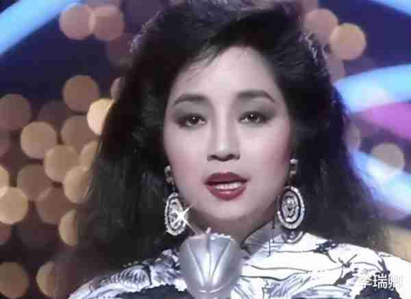 她宁愿离婚也不愿改变中国国籍，春晚为她破例，74岁仍单身_4-第7张图片-九妖电影
