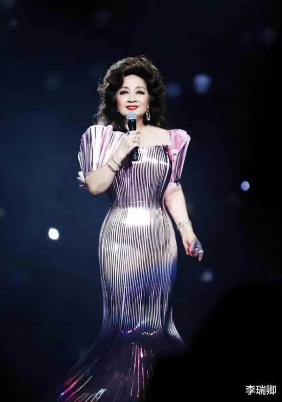 她宁愿离婚也不愿改变中国国籍，春晚为她破例，74岁仍单身_4-第10张图片-九妖电影