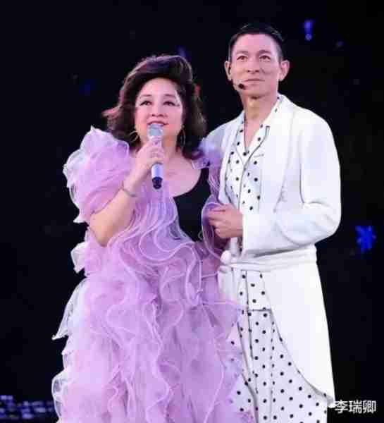 她宁愿离婚也不愿改变中国国籍，春晚为她破例，74岁仍单身_4-第11张图片-九妖电影