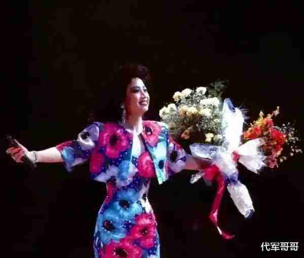 她宁愿离婚也不愿改变中国国籍，春晚为她破例，如今74岁仍单身-第3张图片-九妖电影
