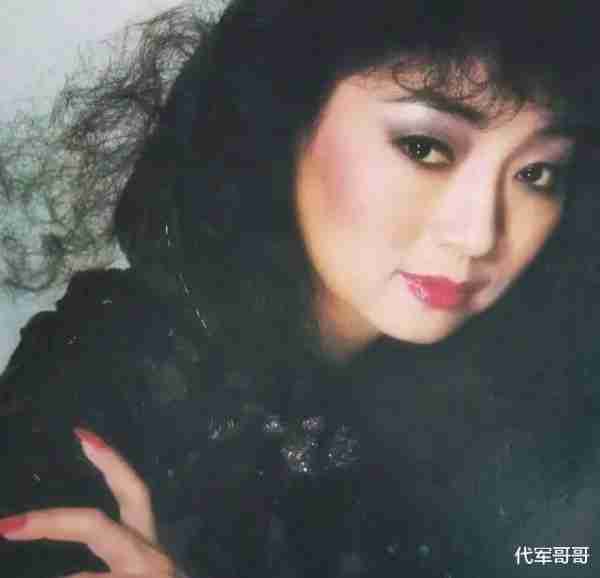她宁愿离婚也不愿改变中国国籍，春晚为她破例，如今74岁仍单身-第6张图片-九妖电影