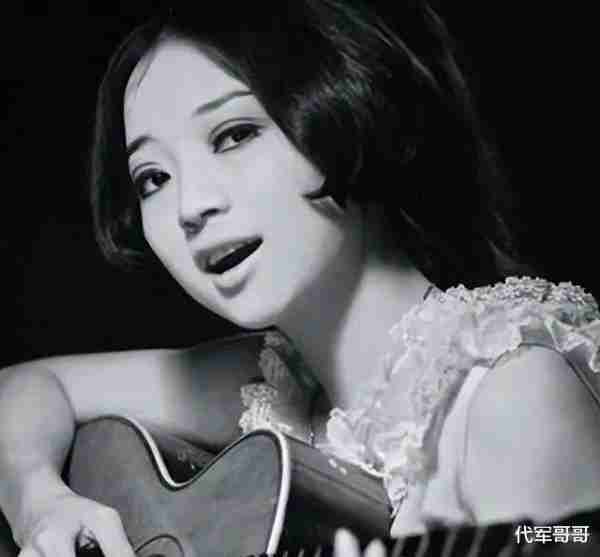 她宁愿离婚也不愿改变中国国籍，春晚为她破例，如今74岁仍单身-第8张图片-九妖电影