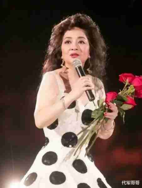 她宁愿离婚也不愿改变中国国籍，春晚为她破例，如今74岁仍单身-第18张图片-九妖电影