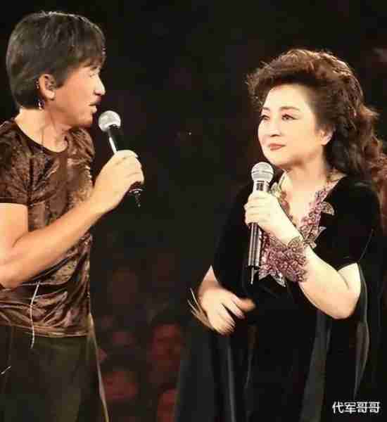 她宁愿离婚也不愿改变中国国籍，春晚为她破例，如今74岁仍单身-第28张图片-九妖电影