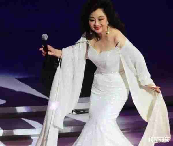 她宁愿离婚也不愿改变中国国籍，春晚为她破例，如今74岁仍单身-第29张图片-九妖电影