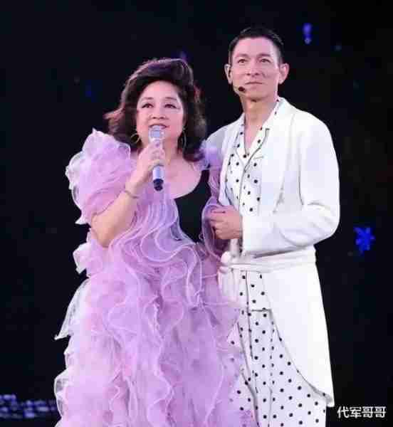 她宁愿离婚也不愿改变中国国籍，春晚为她破例，如今74岁仍单身-第34张图片-九妖电影