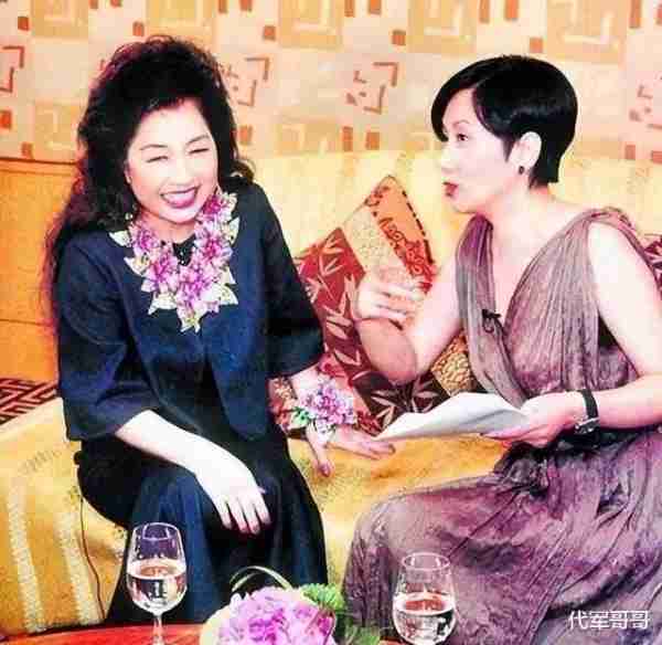 她宁愿离婚也不愿改变中国国籍，春晚为她破例，如今74岁仍单身-第38张图片-九妖电影