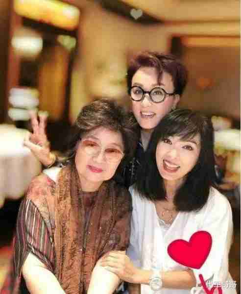 她宁愿离婚也不愿改变中国国籍，春晚为她破例，如今74岁仍单身-第48张图片-九妖电影