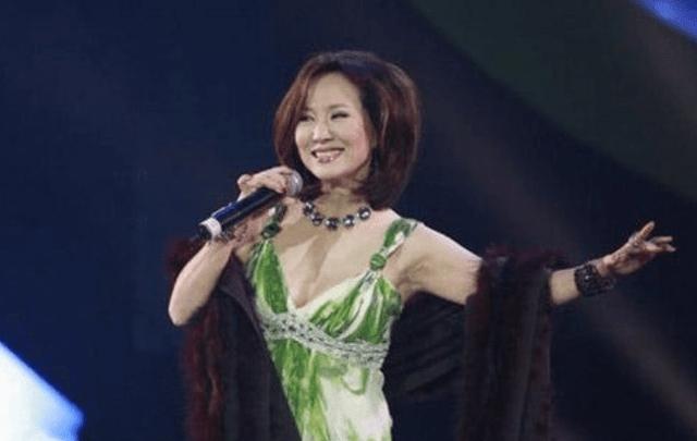她早就不是中国籍了？屡次登上春晚走红，当初嫁给洋老公遭嫌弃-第4张图片-九妖电影