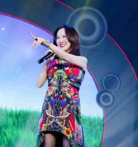 她早就不是中国籍了？屡次登上春晚走红，当初嫁给洋老公遭嫌弃_1-第6张图片-九妖电影
