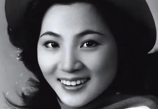 她早就不是中国籍了？屡次登上春晚走红，当初嫁给洋老公遭嫌弃_2-第17张图片-九妖电影