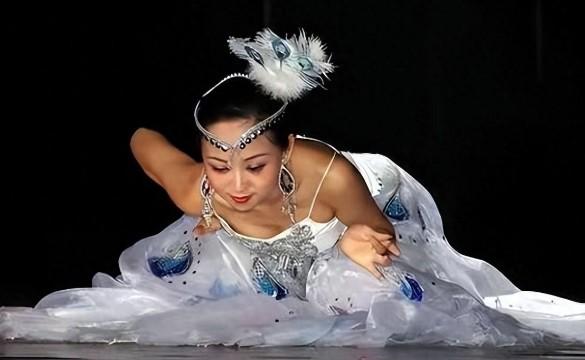 她春晚一舞倾城，身患聋哑的“千手观音”，不嫁豪门嫁爱情-第6张图片-九妖电影