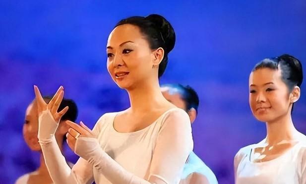 她春晚一舞倾城，身患聋哑的“千手观音”，不嫁豪门嫁爱情-第7张图片-九妖电影