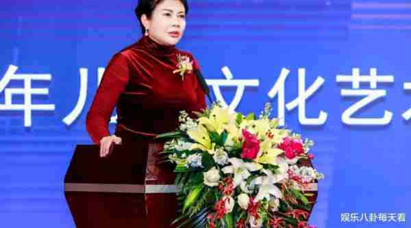她是“中国第一主持人”，连登3届春晚，成名后遭领导排挤，64岁没谈过恋爱-第1张图片-九妖电影