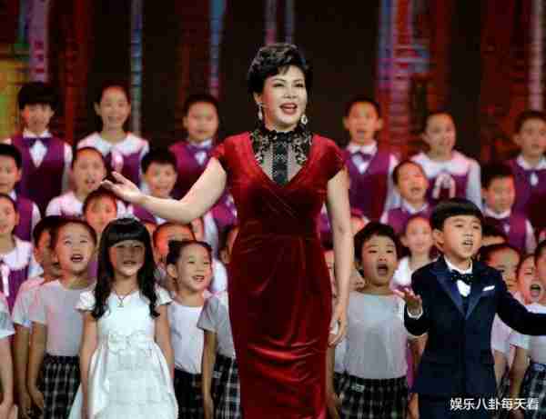 她是“中国第一主持人”，连登3届春晚，成名后遭领导排挤，64岁没谈过恋爱-第2张图片-九妖电影